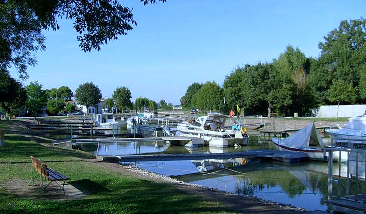 camping proche plus beau village de france charente maritime